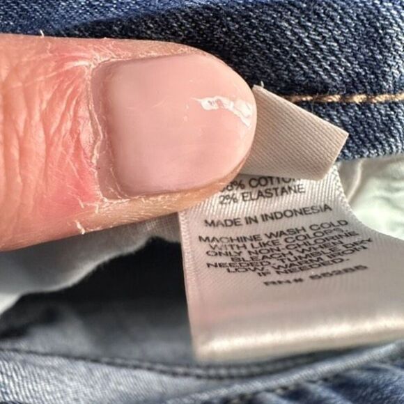 Express Women’s Low Rise Distressed Cuffed Denim Shorts Size 0 - Picture 4 of 9